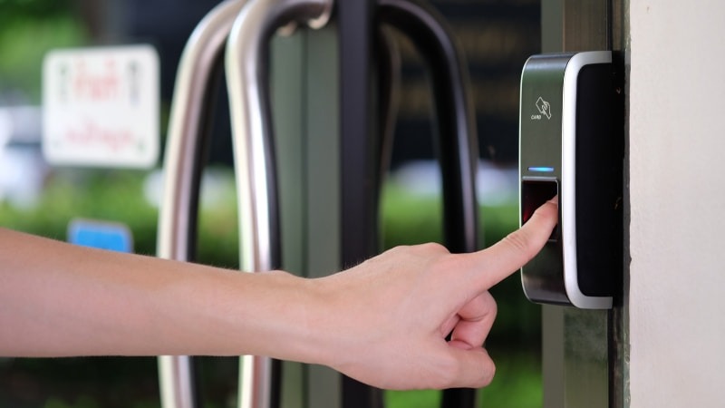 Cách Thay Pin Cho Khóa Cửa Vân Tay 1
