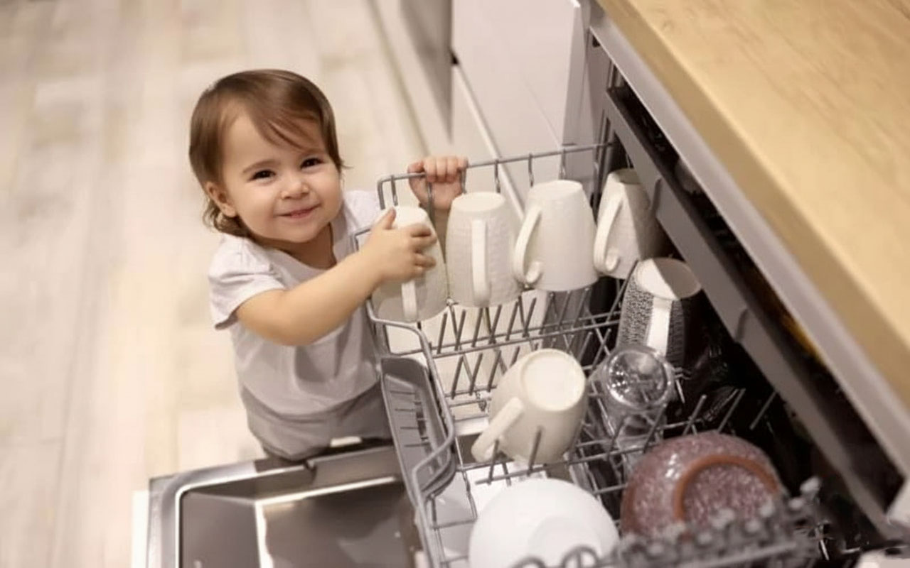 Có nên dùng máy rửa chén để rửa bình sữa em bé không 2