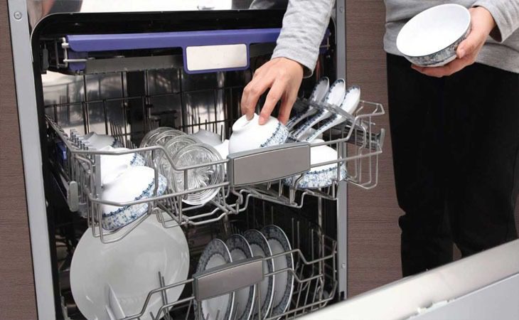 Sắp xếp chén bát vào máy rửa chén 1
