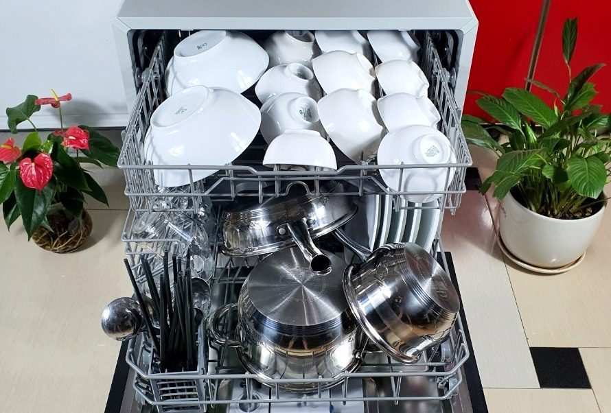 Sắp xếp chén bát vào máy rửa chén 4